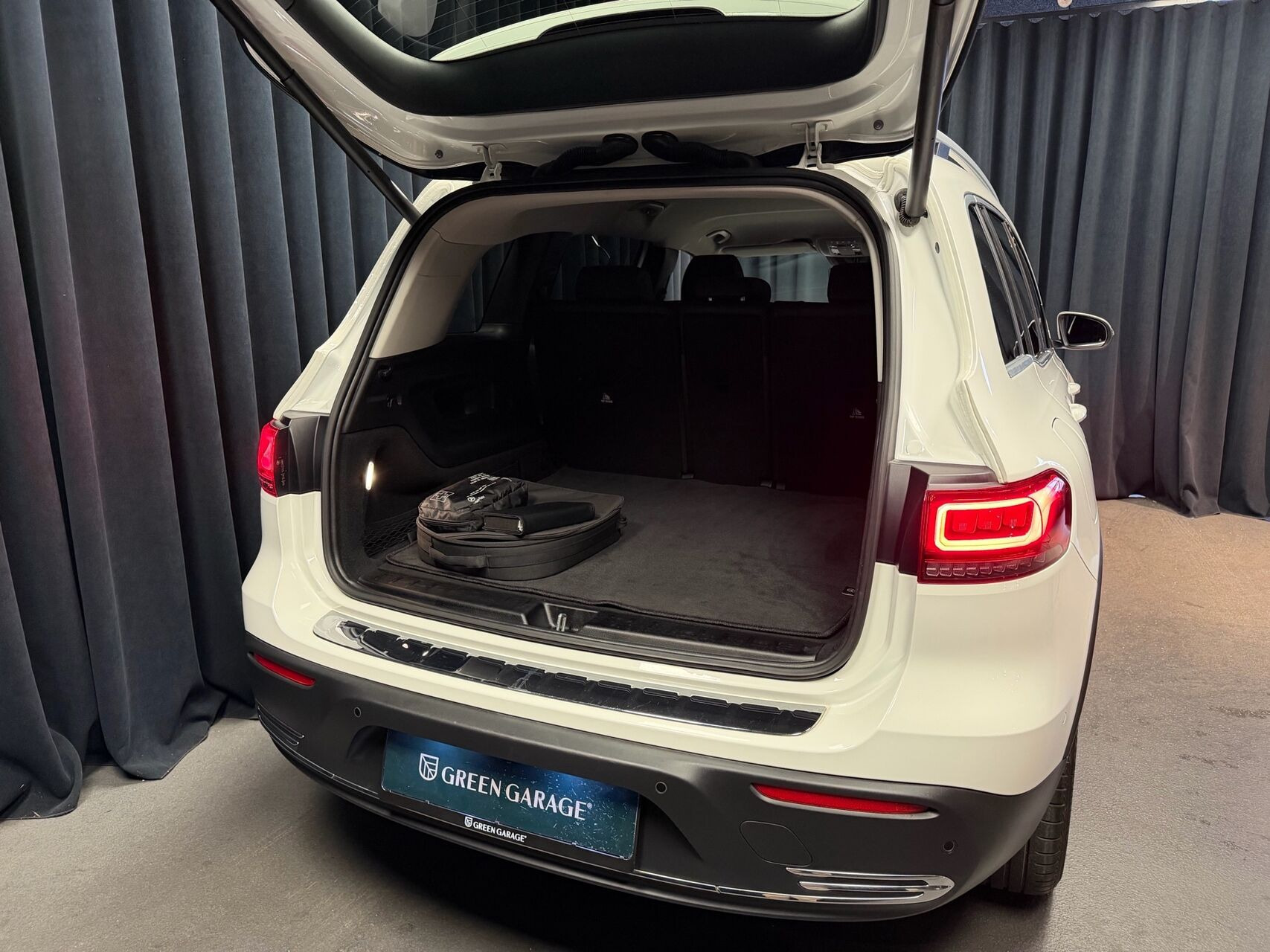 Hvid Mercedes EQB250+ fra 2023