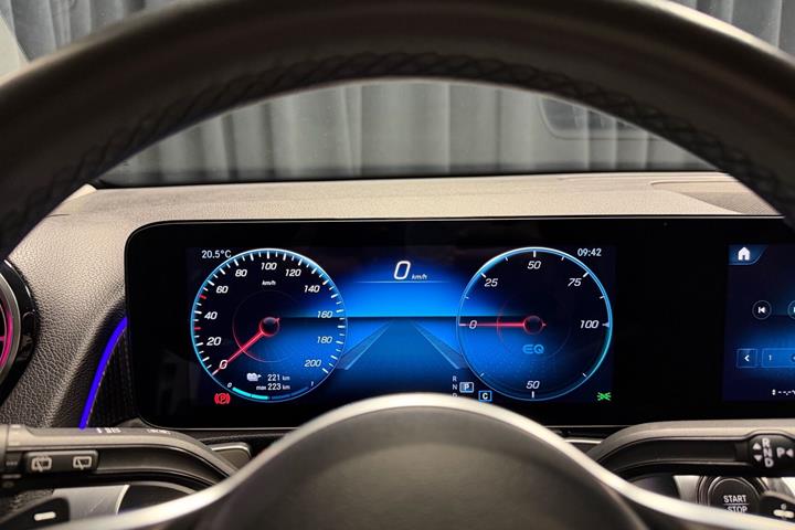 Hvid Mercedes EQB250+ fra 2023