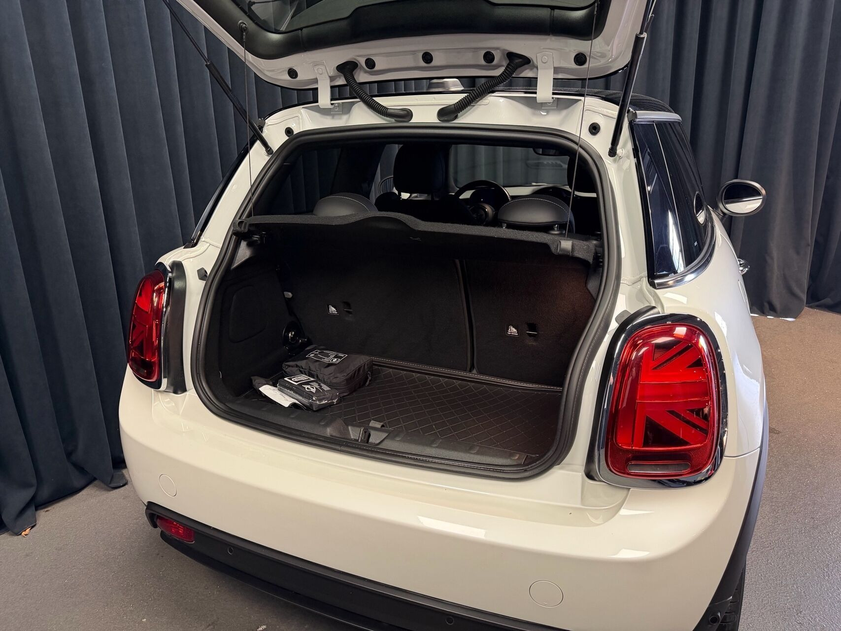 Hvid Mini Cooper fra 2023
