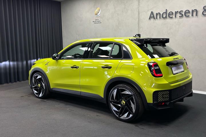 Grøn Abarth 600e fra 2025