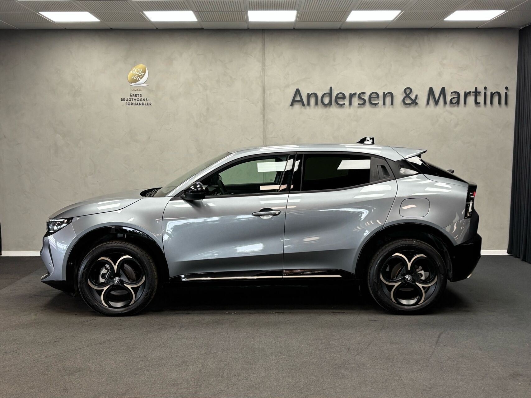 Grå Alfa Romeo Junior fra 2025
