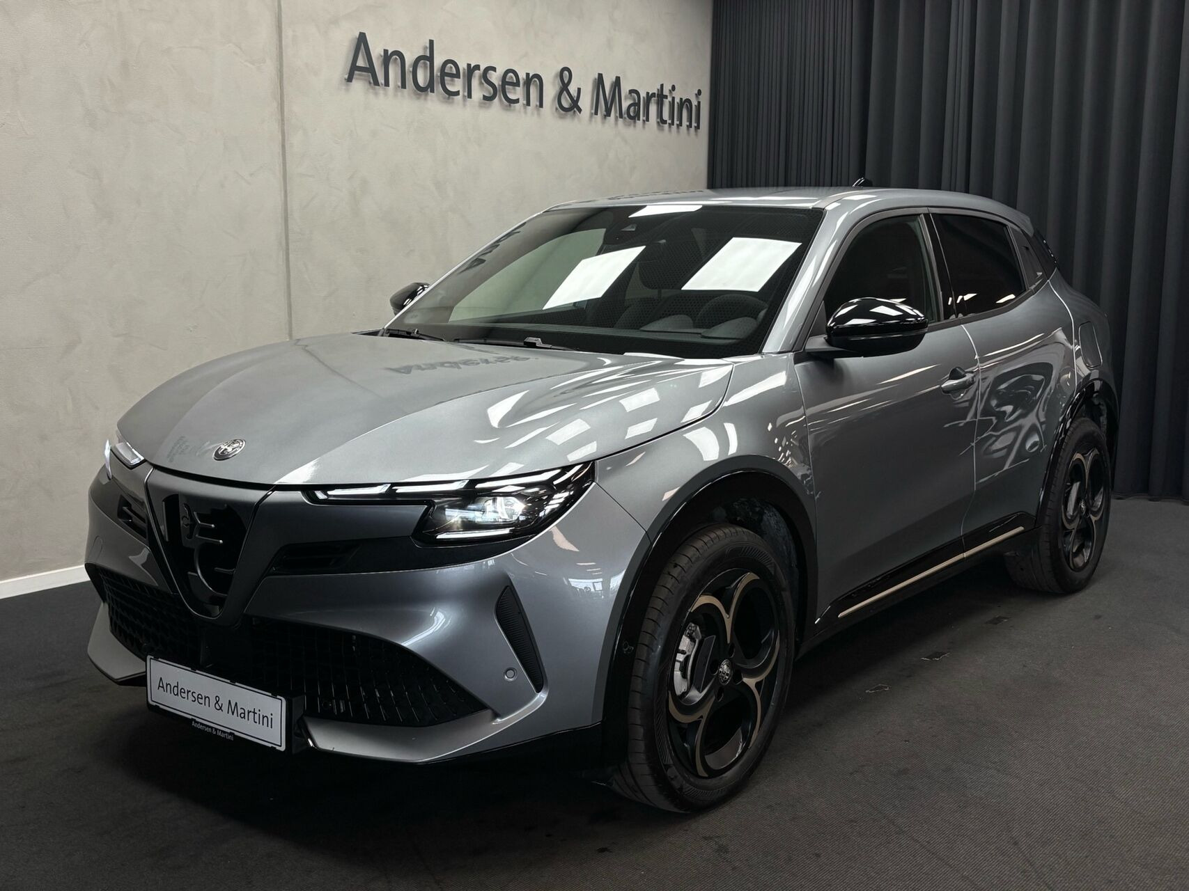 Grå Alfa Romeo Junior fra 2025