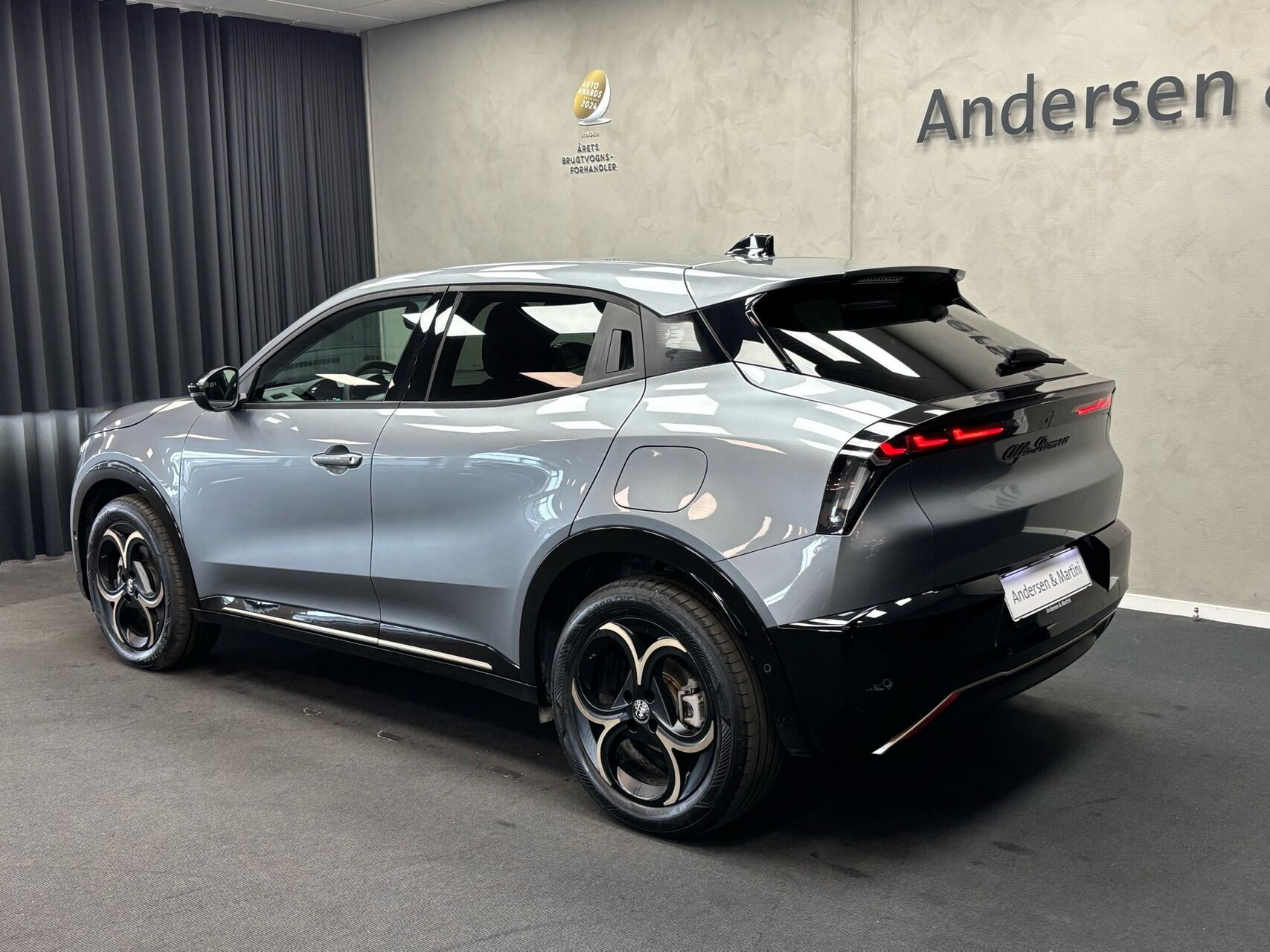 Grå Alfa Romeo Junior fra 2025