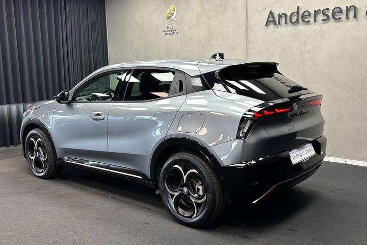 Grå Alfa Romeo Junior fra 2025