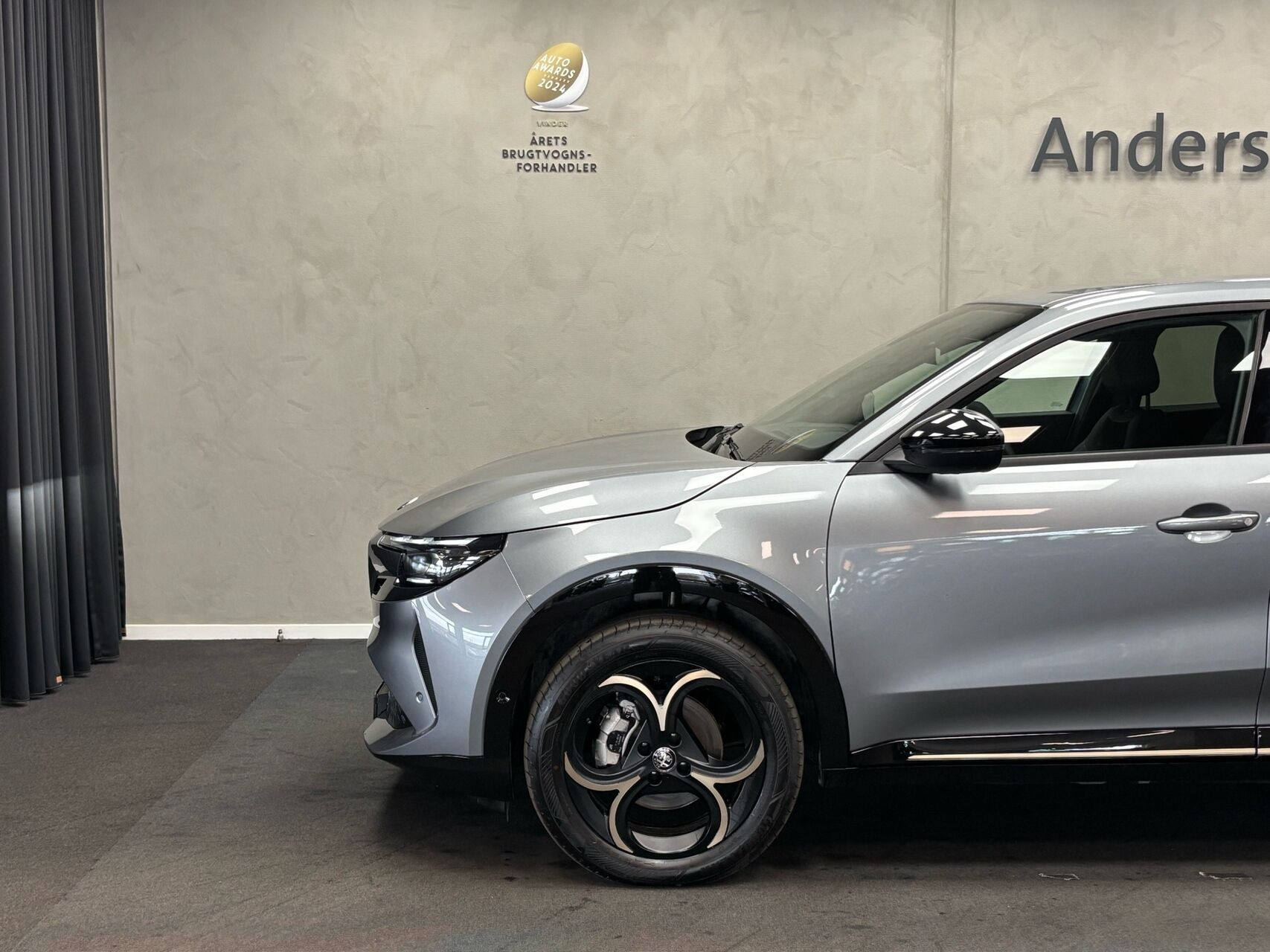 Grå Alfa Romeo Junior fra 2025