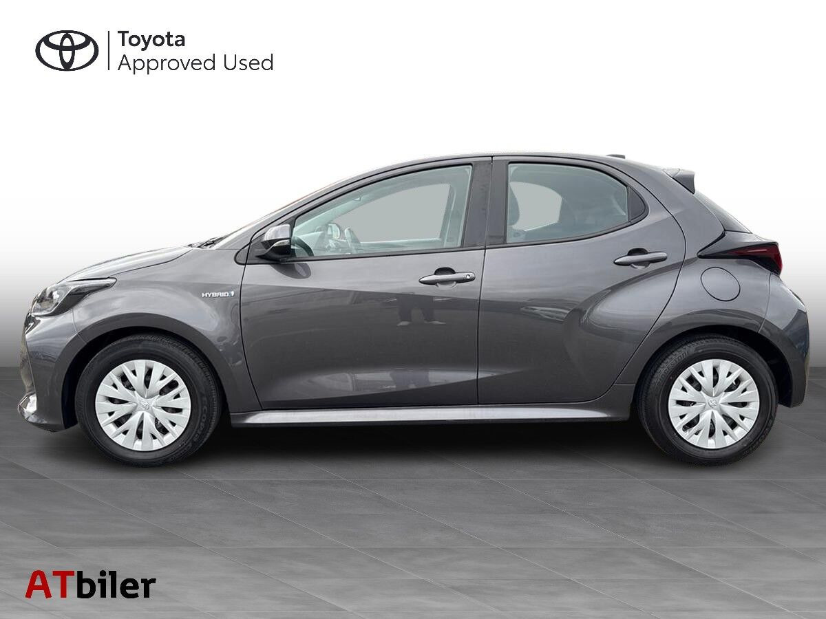 Grå Toyota Yaris fra 2021
