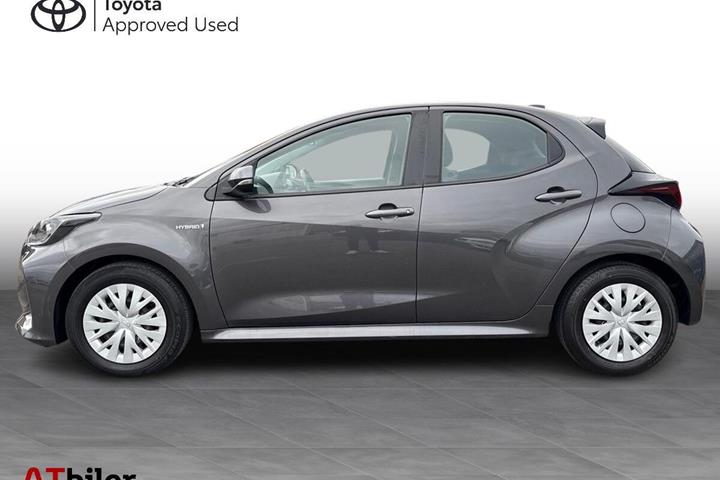Grå Toyota Yaris fra 2021