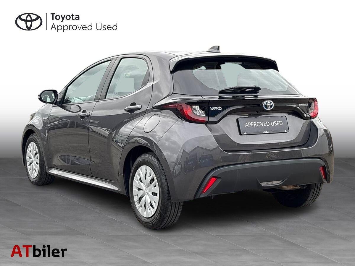 Grå Toyota Yaris fra 2021