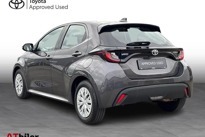 Grå Toyota Yaris fra 2021