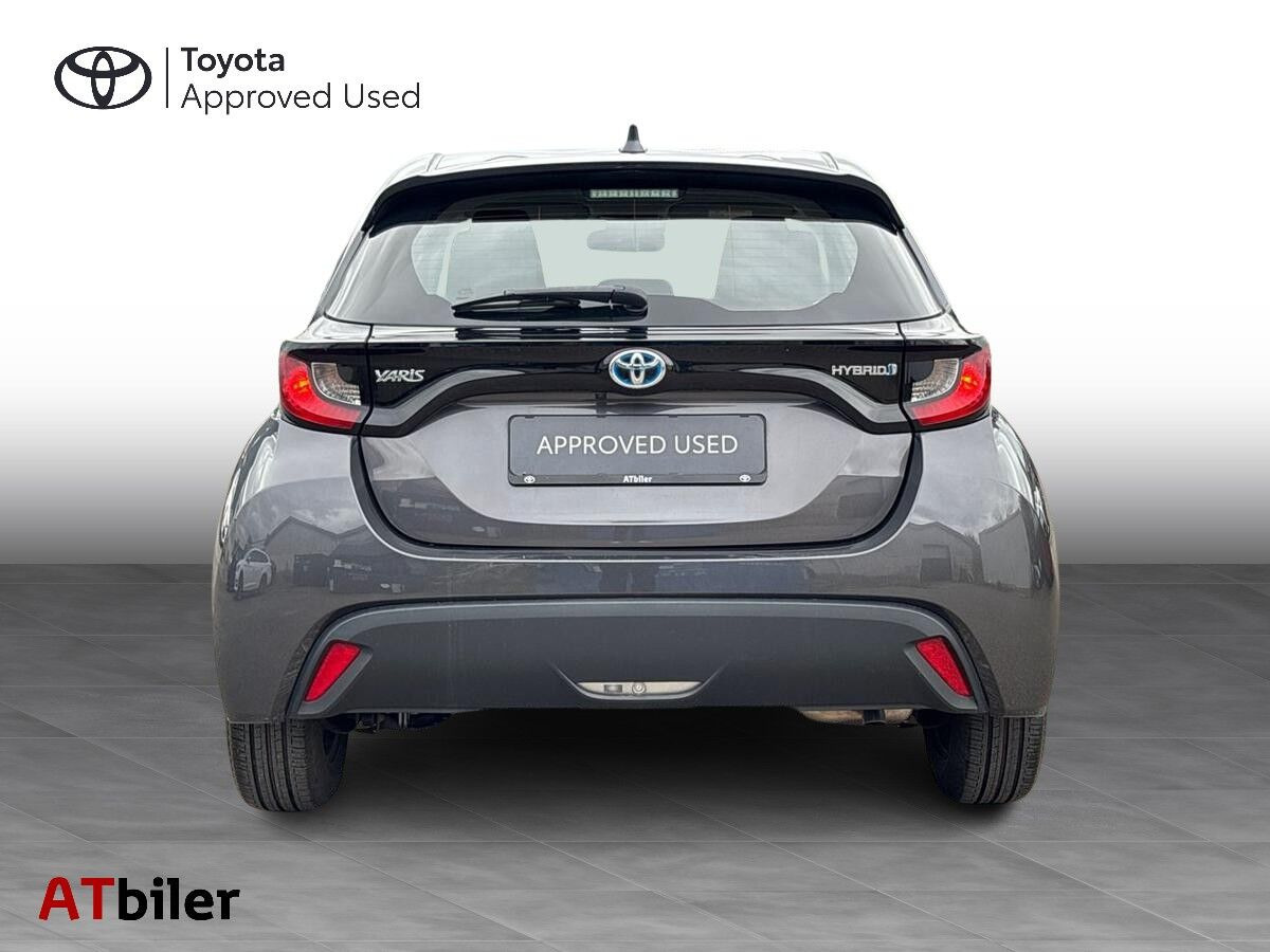 Grå Toyota Yaris fra 2021