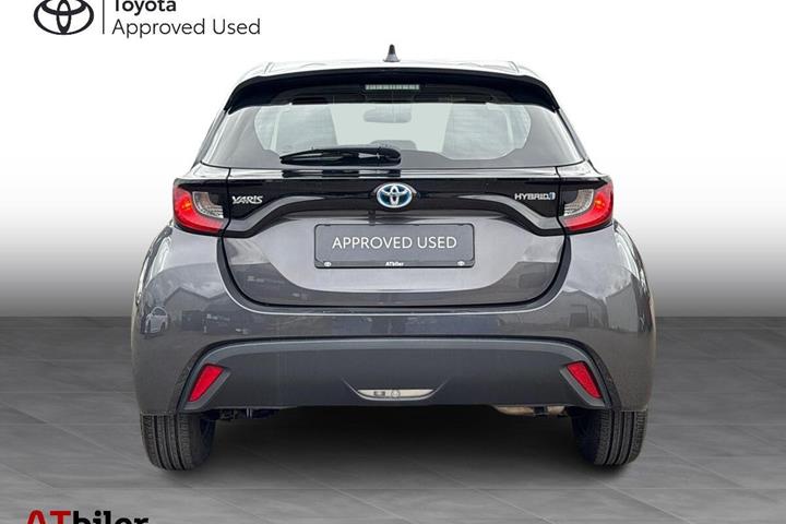 Grå Toyota Yaris fra 2021