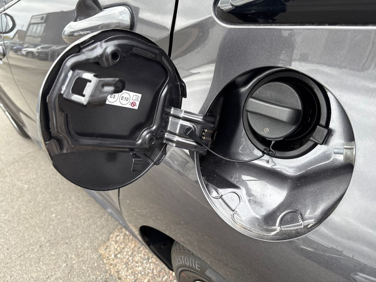 Grå Toyota Yaris fra 2021