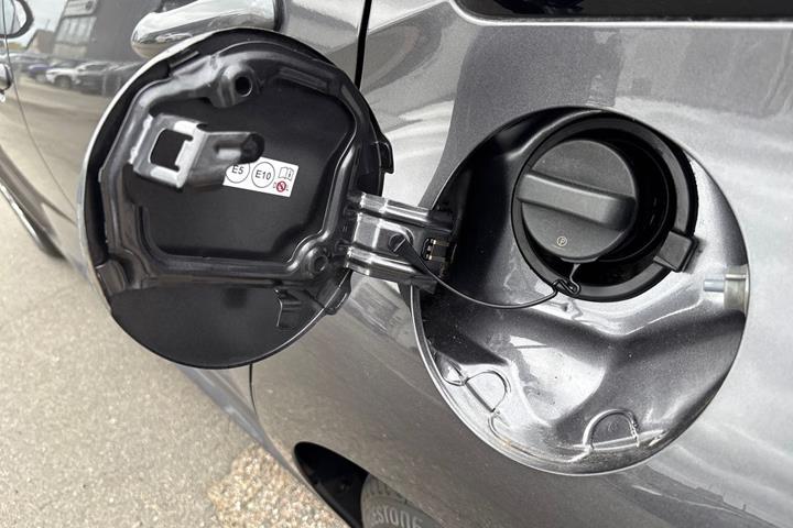 Grå Toyota Yaris fra 2021