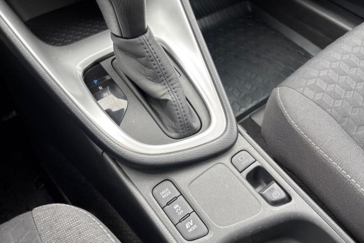 Grå Toyota Yaris fra 2021