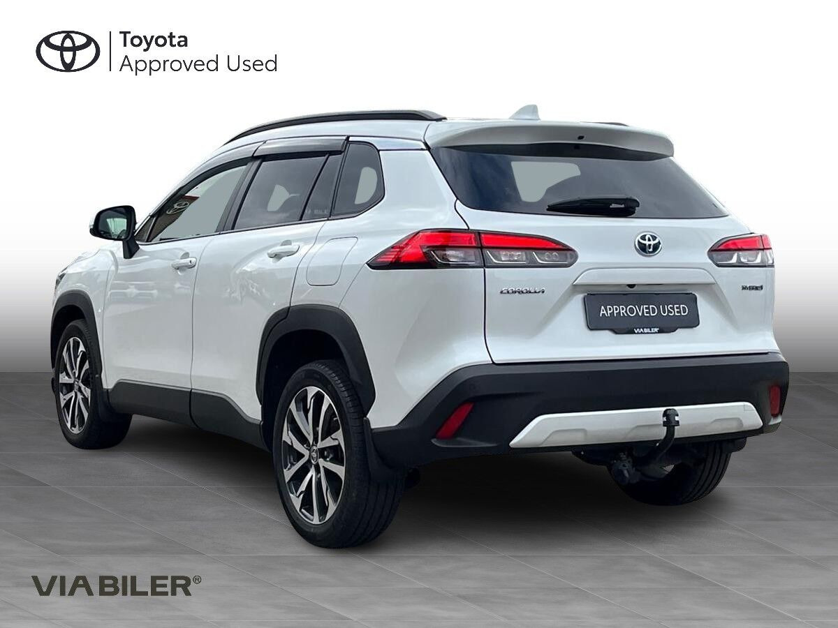 Hvid Toyota Corolla Cross fra 2023