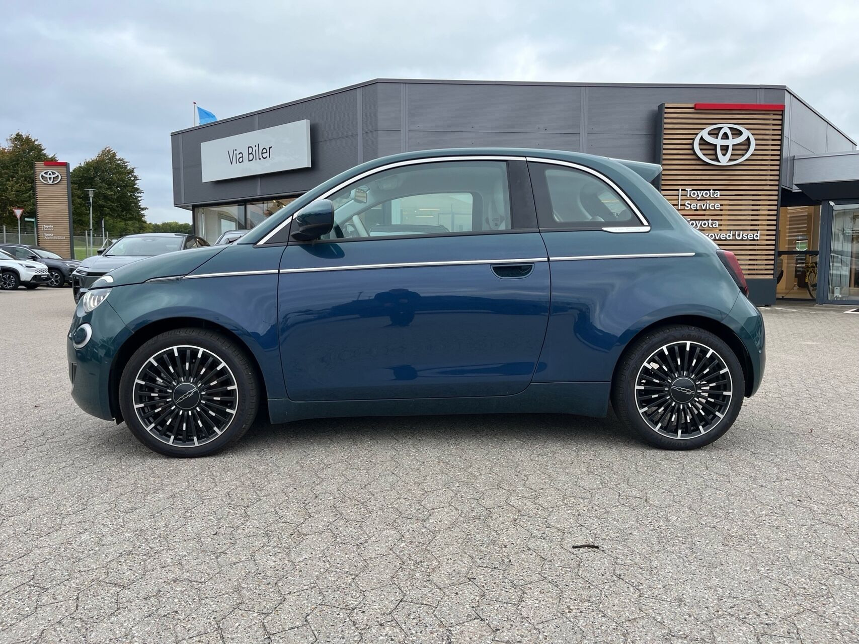 Grøn Fiat 500e fra 2023