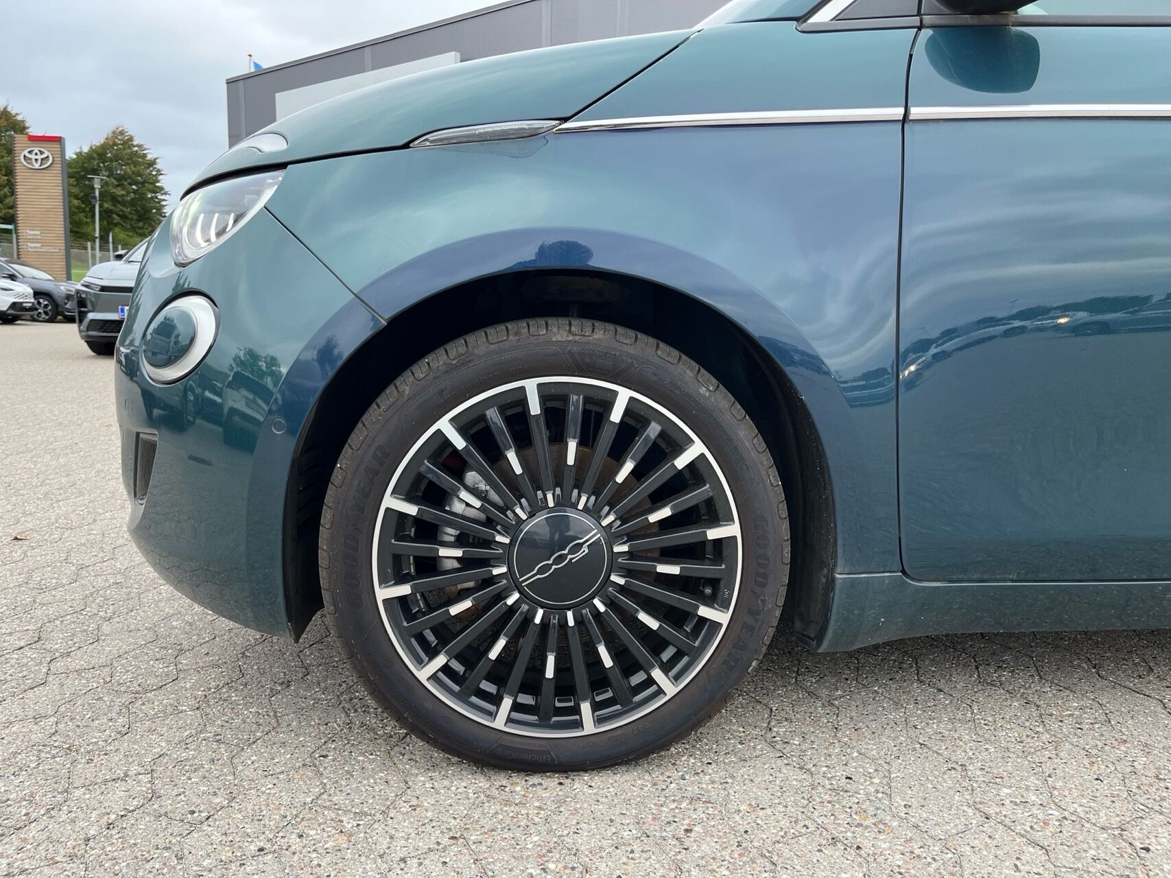 Grøn Fiat 500e fra 2023