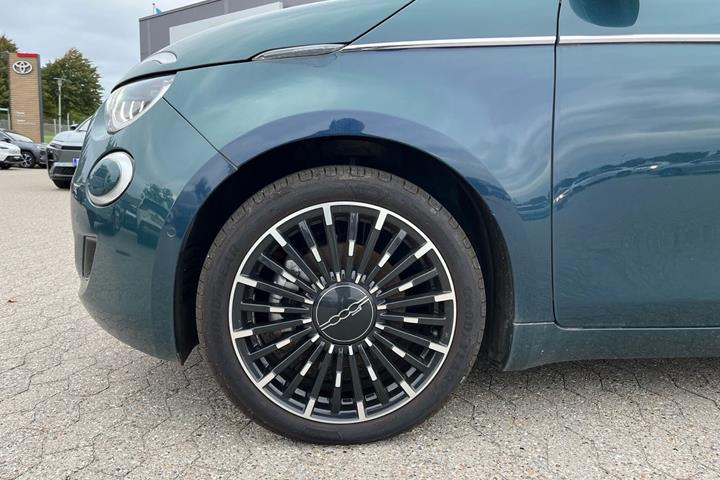 Grøn Fiat 500e fra 2023