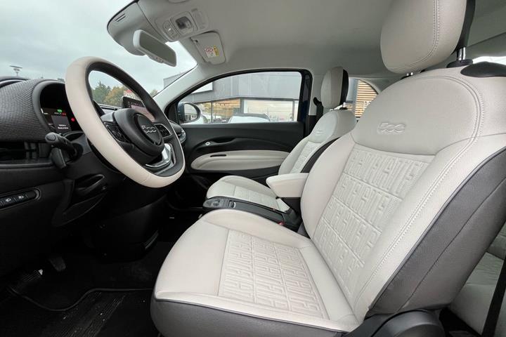 Grøn Fiat 500e fra 2023