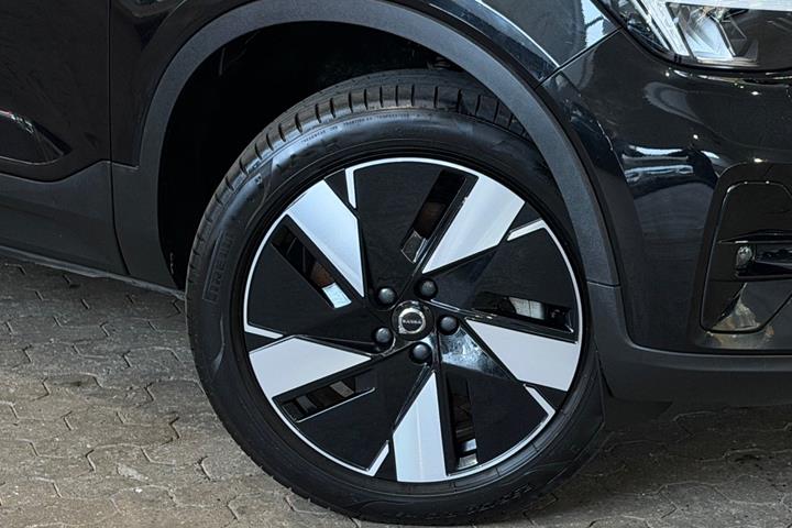 Sort Volvo EX40 fra 2025