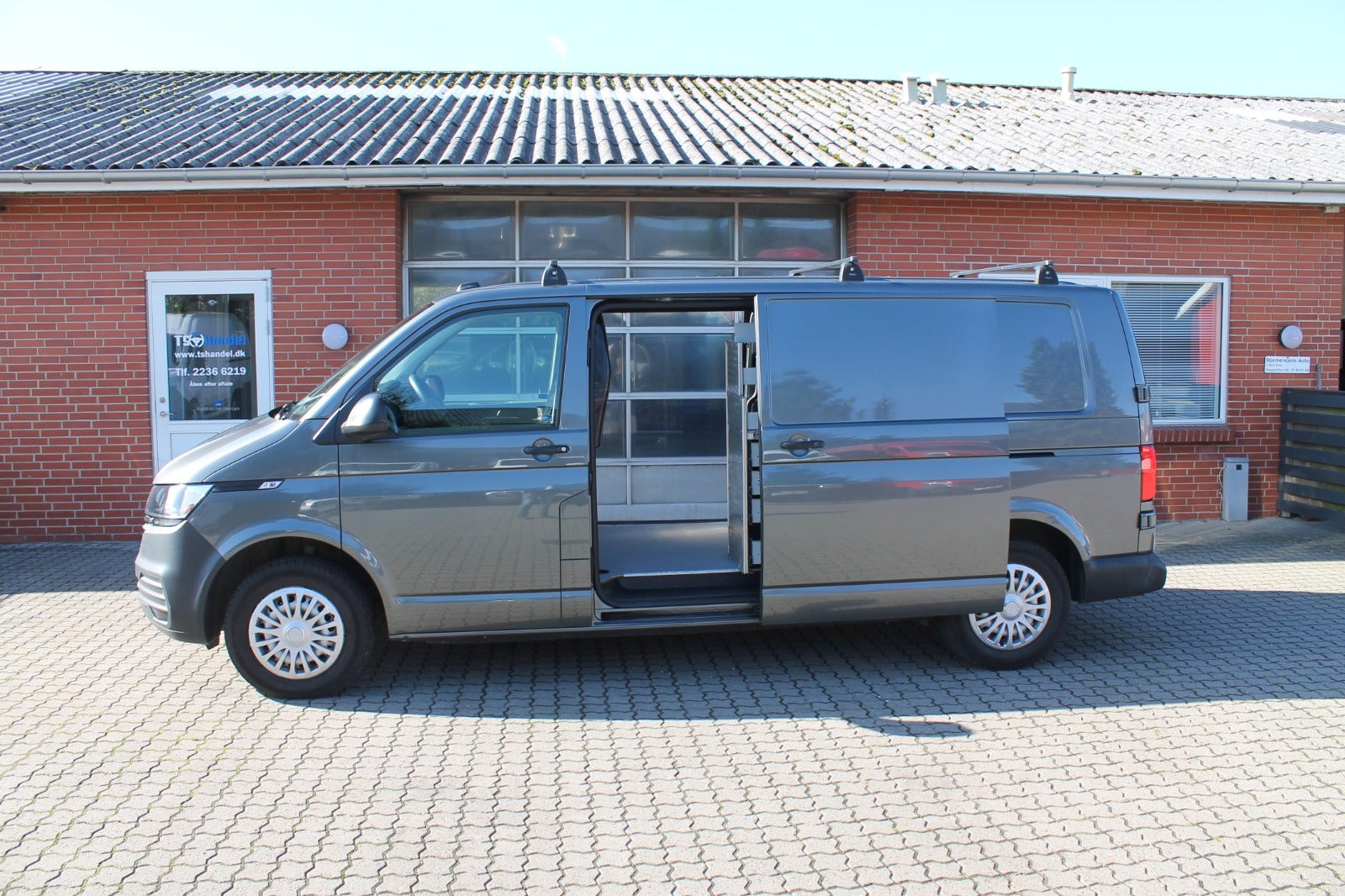 Sort VW Transporter fra 2020