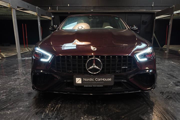 Gul Mercedes AMG GT 63 fra 2023