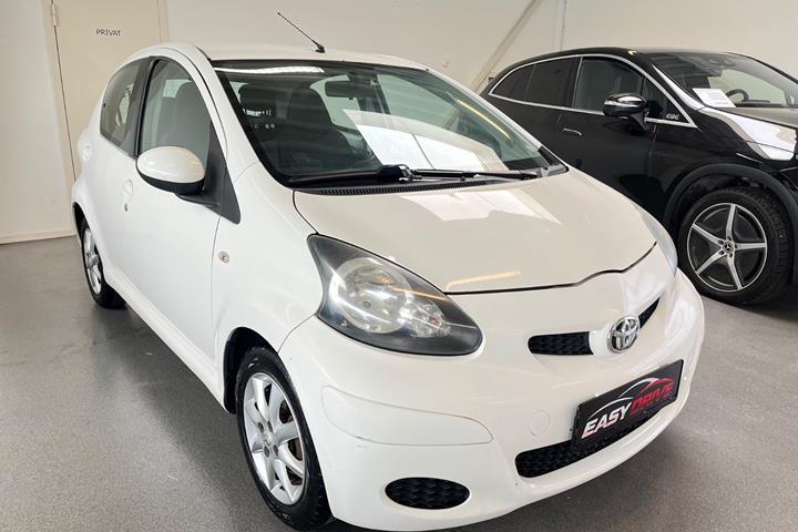 Hvid Toyota Aygo fra 2010