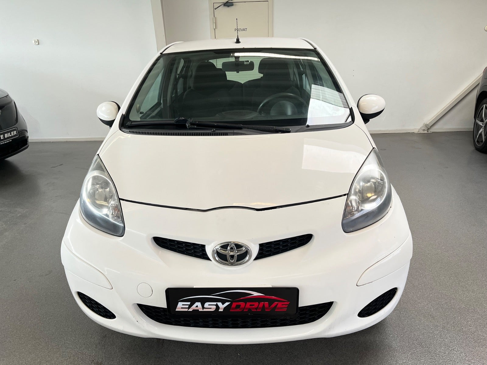 Hvid Toyota Aygo fra 2010