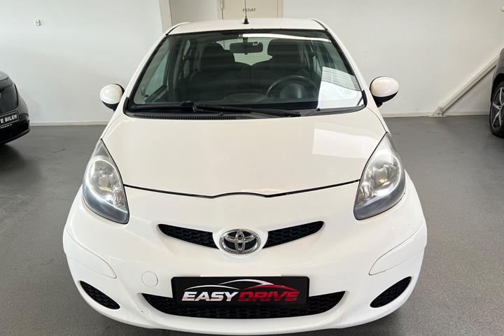 Hvid Toyota Aygo fra 2010