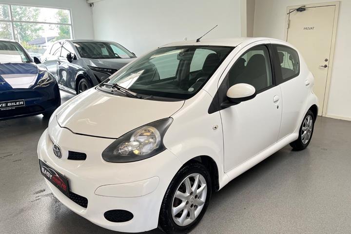 Hvid Toyota Aygo fra 2010