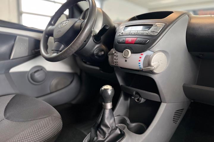 Hvid Toyota Aygo fra 2010