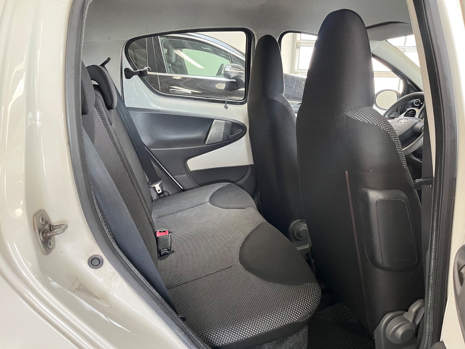 Hvid Toyota Aygo fra 2010