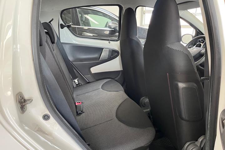 Hvid Toyota Aygo fra 2010