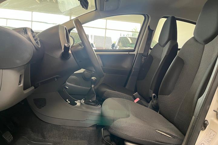 Hvid Toyota Aygo fra 2010