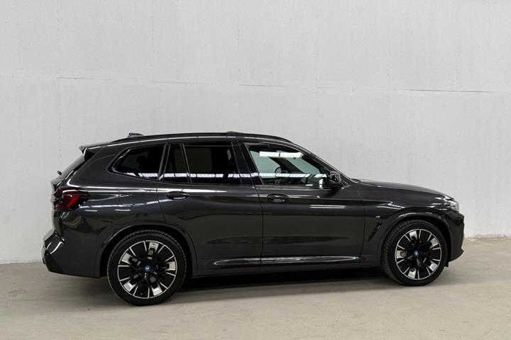 Grå BMW iX3 fra 2022