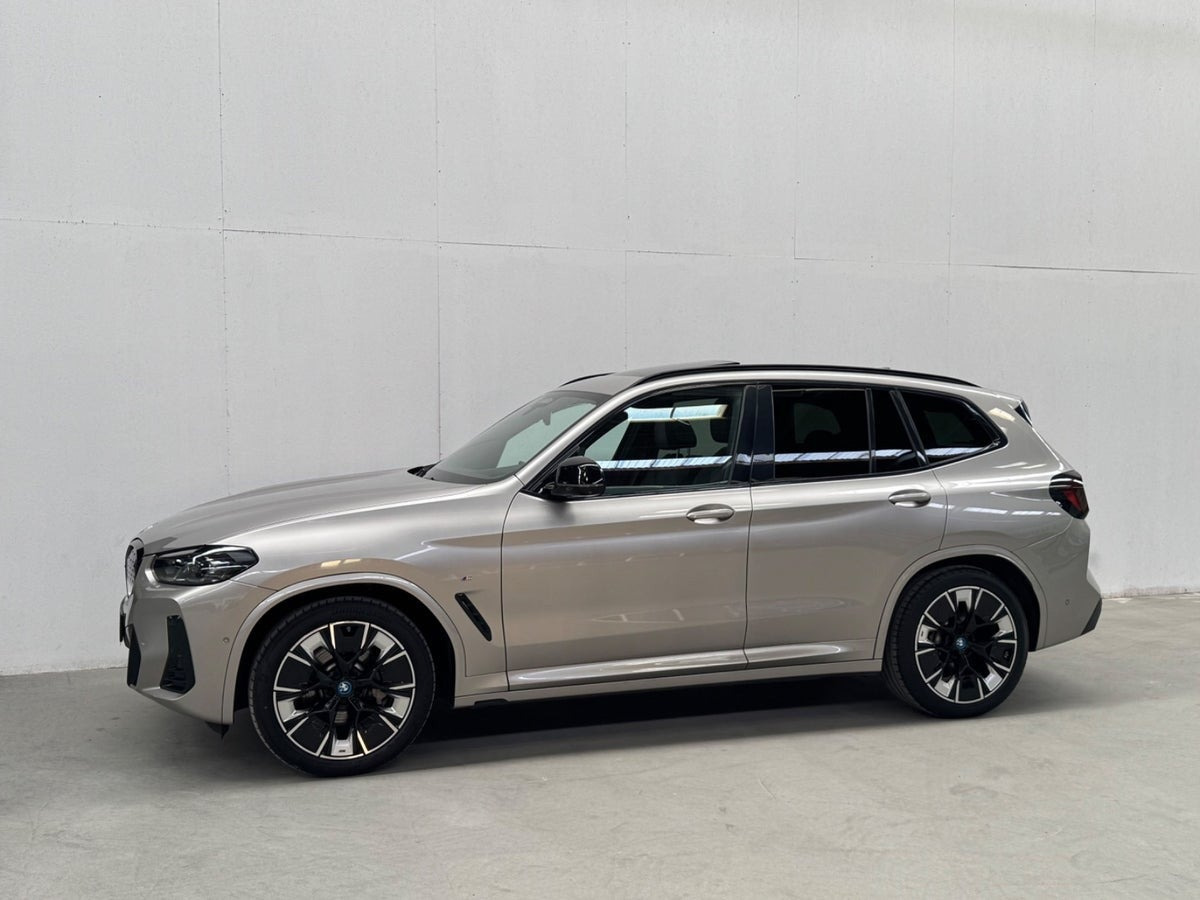 Orange BMW iX3 fra 2022