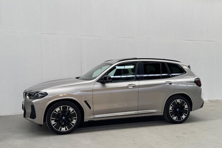 Orange BMW iX3 fra 2022