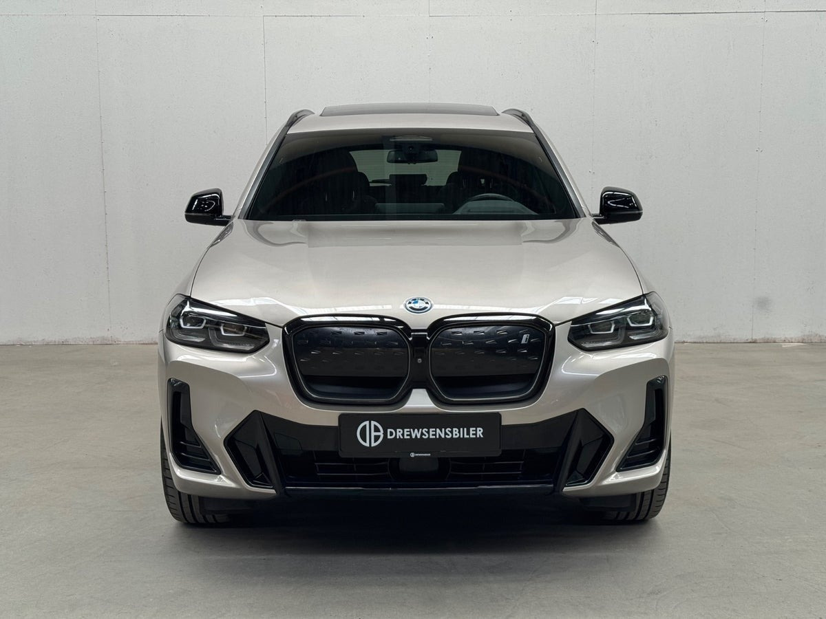Orange BMW iX3 fra 2022