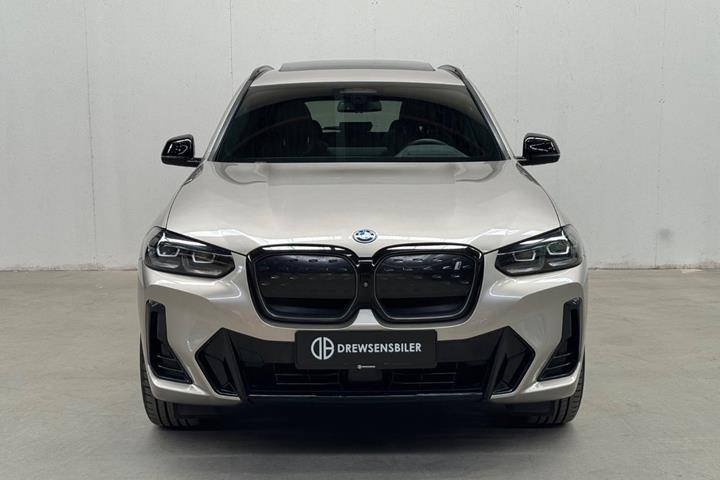 Orange BMW iX3 fra 2022