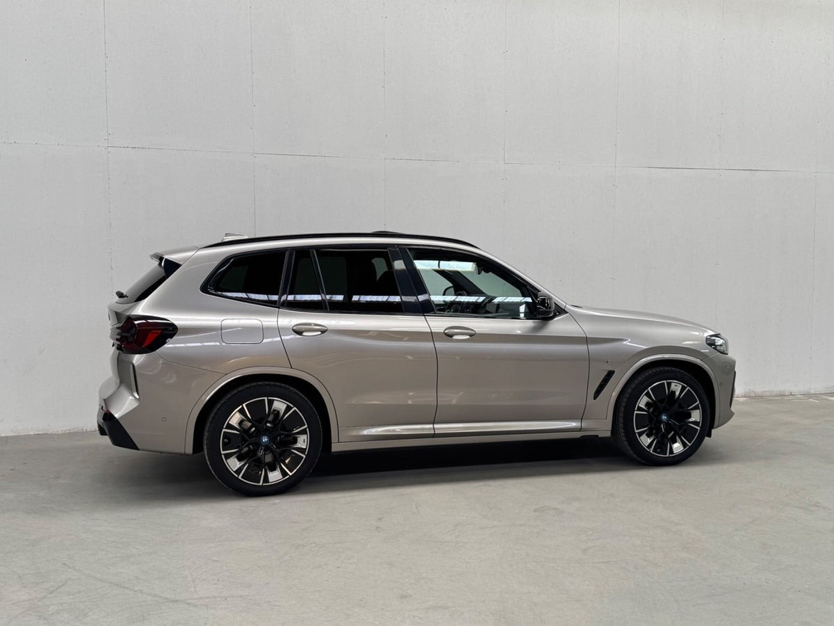 Orange BMW iX3 fra 2022