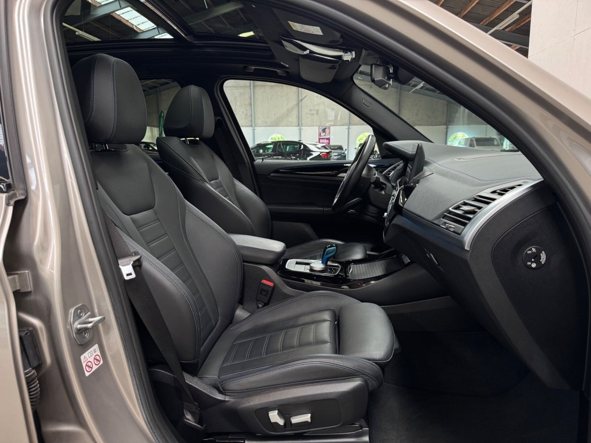 Orange BMW iX3 fra 2022