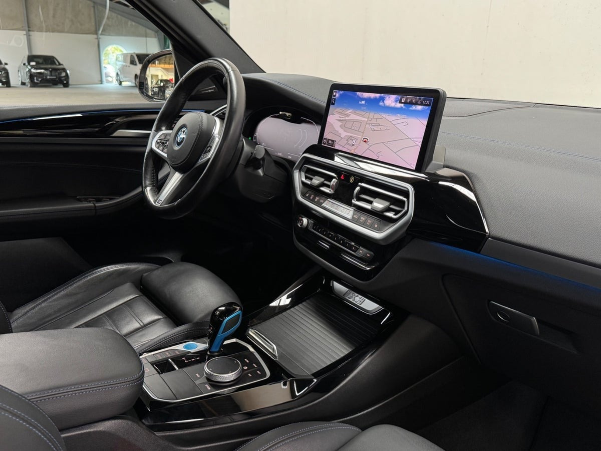 Orange BMW iX3 fra 2022