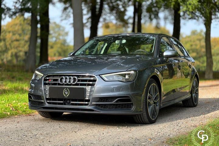 Grå Audi S3 fra 2013