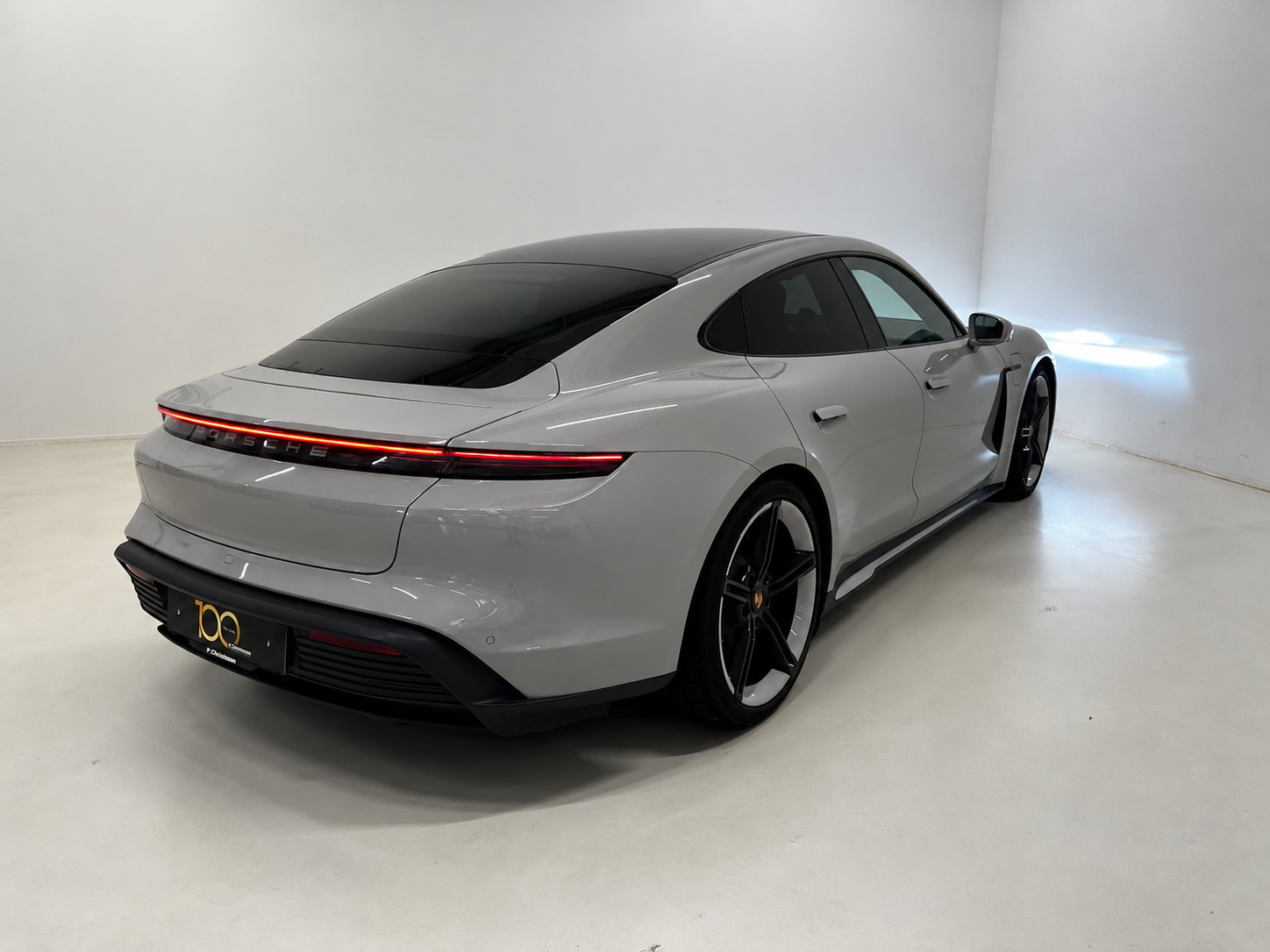 Beige Porsche Taycan 4S fra 2020