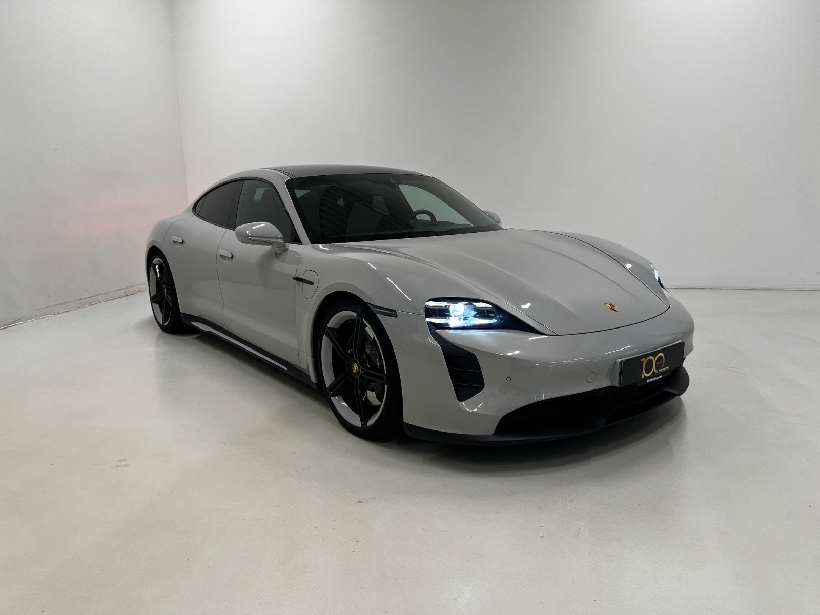 Beige Porsche Taycan 4S fra 2020
