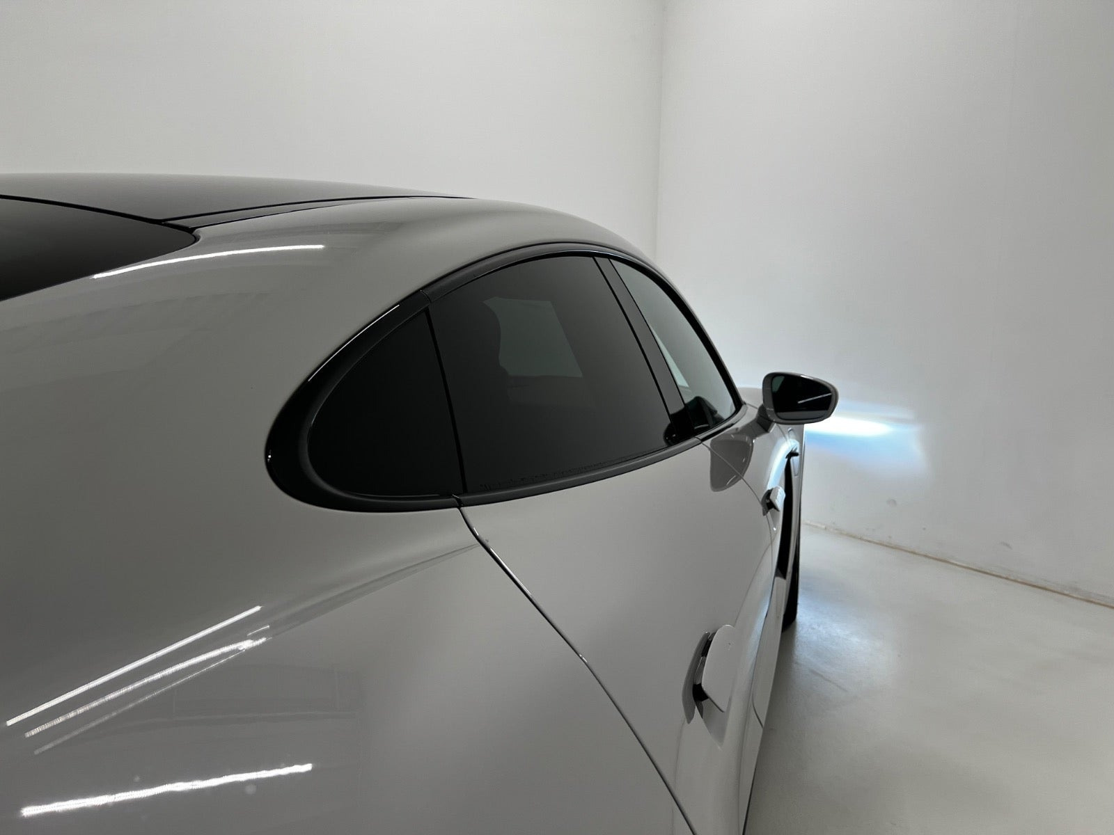 Beige Porsche Taycan 4S fra 2020