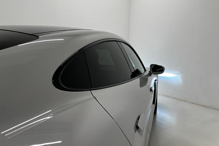 Beige Porsche Taycan 4S fra 2020