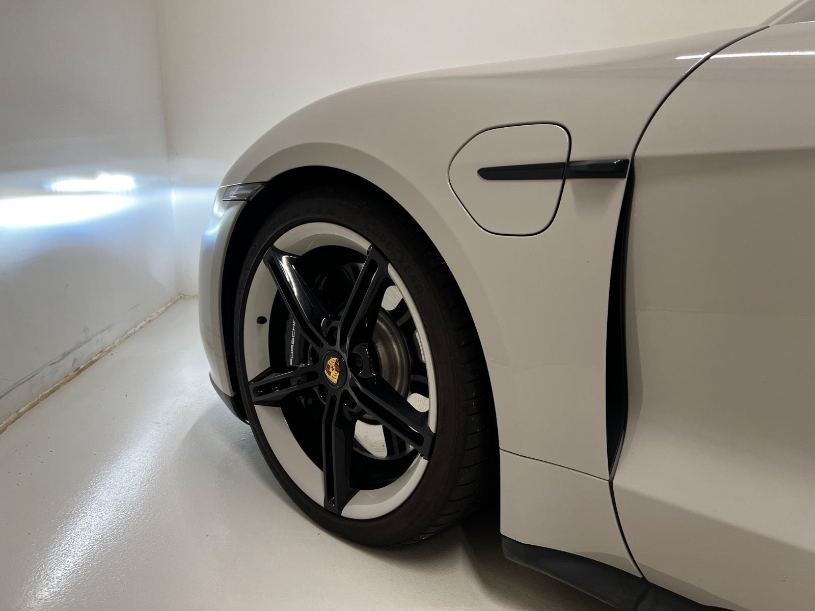Beige Porsche Taycan 4S fra 2020