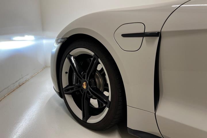 Beige Porsche Taycan 4S fra 2020