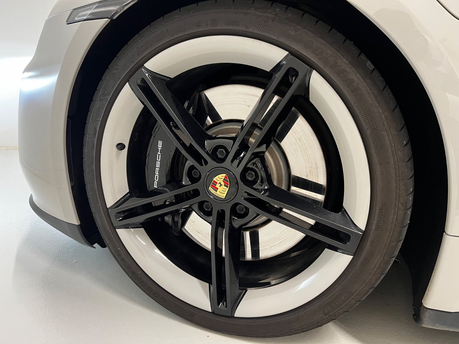 Beige Porsche Taycan 4S fra 2020